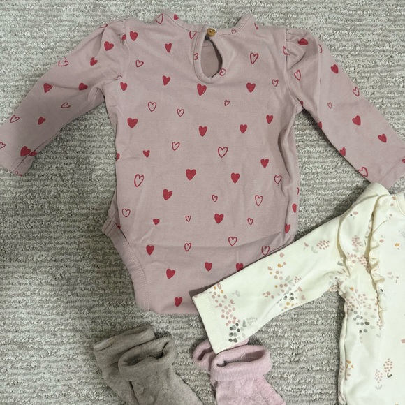 Pehr baby items! Shirts & socks 3-6 months - Picture 7 of 9